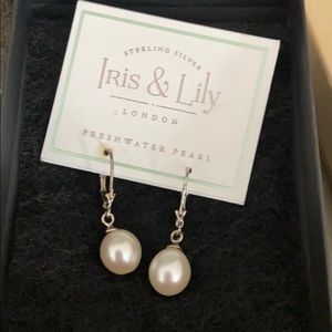 Dangle pearl earring